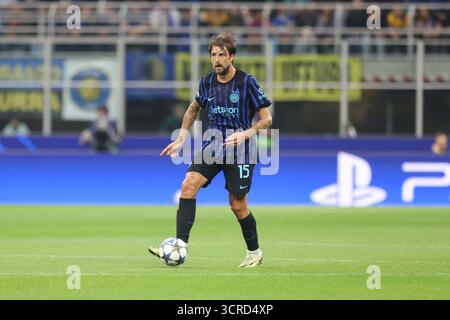 MilanoÕs Francesco Acerbi du FC Inter lors du match de football DE l'UEFA CHAMPIONS LEAGUE entre L'INTER et SLAVIA PRAGA au stade Giuseppe Meazza Banque D'Images