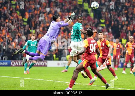 Le gardien de but du Galatasaray, Ugurcan Cakir (à gauche), frappe la balle à l'écart d'Alexander Isak de Liverpool lors du match par étapes de l'UEFA Champions League au RAMS Park à Istanbul, en Turquie. Date de la photo : mardi 30 septembre 2025. Banque D'Images