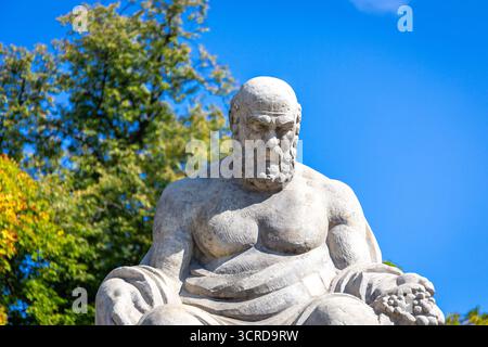Varsovie, Pologne, 15.08.20. Dramaturge grec Sophocles sculpture de Stanislaw Jakubowski (1992) dans l'amphithéâtre sur l'île dans les bains royaux de Varsovie. Banque D'Images