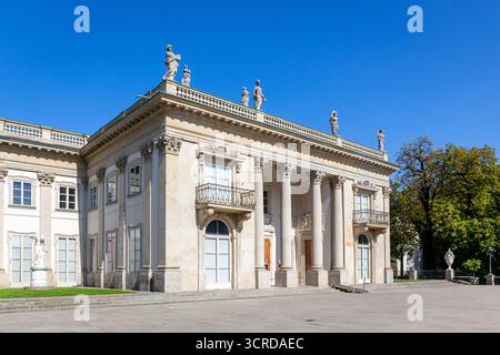 Varsovie, Pologne, 15.08.20. Le Palais sur l'île (polonais : Palac Na Wyspie) dans le Royal Baths Park de Varsovie, bâtiment classique du Palais des bains. Banque D'Images
