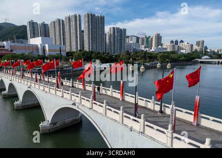 Hong Kong, Hong Kong. 29 septembre 2025. Drapeaux nationaux chinois sur un pont le 29 septembre 2025 à Hong Kong. (Crédit image : © Vernon Yuen/Nexpher images via ZUMA Press Wire) USAGE ÉDITORIAL SEULEMENT ! Non destiné à UN USAGE commercial ! Banque D'Images