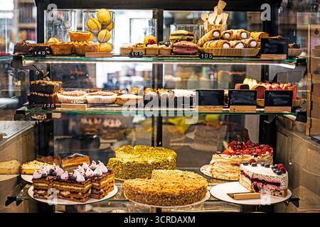 Différents types de pâtisseries, gâteaux exposés dans un café Banque D'Images