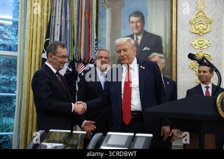 Le président des États-Unis Donald J Trump serre la main au PDG de Pfizer Albert Bourla, à droite, alors qu’il annonce un accord sur le prix des médicaments avec Pfizer dans le bureau ovale de la Maison Blanche à Washington, DC, États-Unis, le 30 septembre 2025. Le secrétaire AMÉRICAIN de la santé et des services sociaux Robert F. Kennedy, Jr et Martin A Makary, commissaire, US Food and Drug Administration (FDA) look on.Credit : Francis Chung/Pool via CNP/MediaPunch Banque D'Images