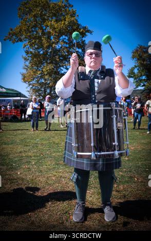 Une femme batteur du local 21 Plumbers, Steamfitters & HVACR Service au Hudson Valley Irish Fest 2025 à Peekskill, New York Banque D'Images