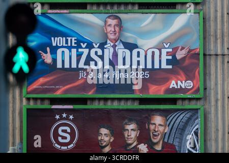 Prague, République tchèque. 29 septembre 2025. Un panneau d'affichage électoral pour le milliardaire tchèque et ancien premier ministre Andrej Babis du parti ANO vu avec le feu vert sur la rue de Prague. Les élections législatives en République tchèque auront lieu les 3 et 4 octobre 2025. (Crédit image : © Tomas Tkacik/SOPA images via ZUMA Press Wire) USAGE ÉDITORIAL SEULEMENT ! Non destiné à UN USAGE commercial ! Banque D'Images