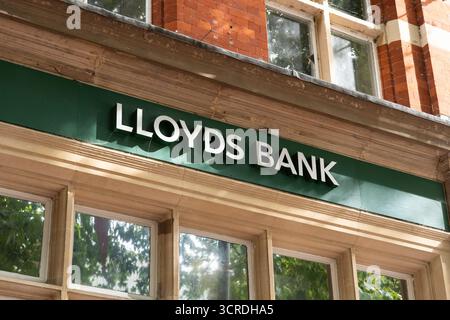 Panneau bancaire au-dessus des locaux de la succursale de Lloyds Bank plc sur Broad Street dans le centre de Reading, en Angleterre. Concept : économie, fermeture de succursale, récession Banque D'Images