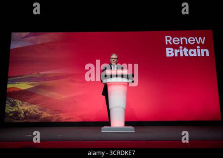 Liverpool (Grande-Bretagne. 30 septembre 2025. Le premier ministre britannique Keir Starmer s'adresse à la conférence annuelle du parti travailliste à Liverpool, en Grande-Bretagne, le 30 septembre 2025. Starmer a prononcé un discours liminaire mardi lors de la conférence annuelle du Parti travailliste à Liverpool, exposant les politiques du parti en matière d'immigration illégale, d'éducation, de soins de santé, et sa position contre Reform UK. Crédit : Tom Bowles/Xinhua/Alamy Live News Banque D'Images