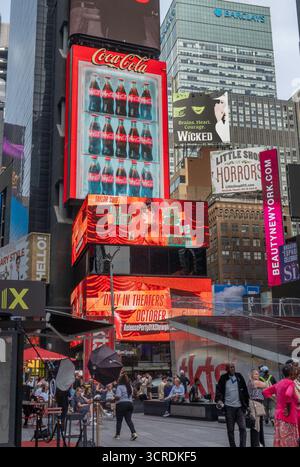 Des panneaux d'affichage électroniques à Times Square annoncent la sortie officielle du nouvel album de Taylor Swift 'The Life of a showgirl', 2025, New York City Banque D'Images