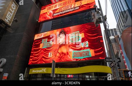 Des panneaux d'affichage électroniques à Times Square annoncent la sortie officielle du nouvel album de Taylor Swift 'The Life of a showgirl', 2025, New York City Banque D'Images