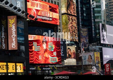 Des panneaux d'affichage électroniques à Times Square annoncent la sortie officielle du nouvel album de Taylor Swift 'The Life of a showgirl', 2025, New York City Banque D'Images