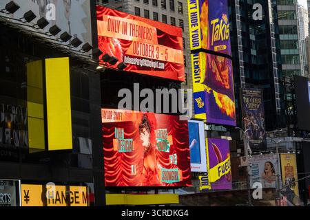 Des panneaux d'affichage électroniques à Times Square annoncent la sortie officielle du nouvel album de Taylor Swift 'The Life of a showgirl', 2025, New York City Banque D'Images