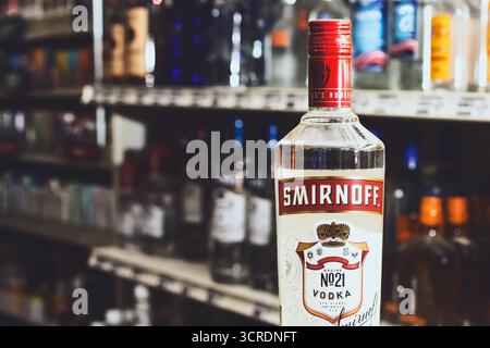 Los Angeles, Californie, États-Unis - 2020 : vue d'une bouteille de vodka Smirnoff, dans un magasin d'alcool. Banque D'Images