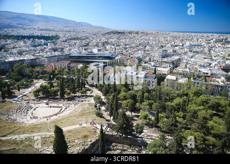 Vue depuis l'Acropole surplombant Athènes et le théâtre antique de Dionysos Banque D'Images