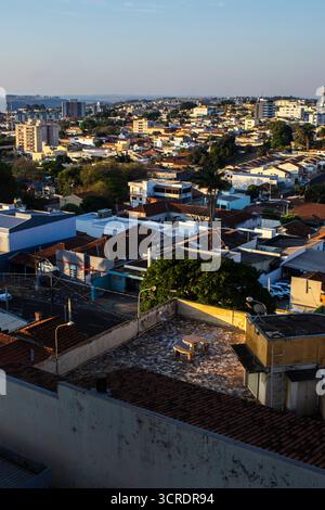 Marilia, SP, Brésil, 22 septembre 2025. Une vue panoramique sur la zone centrale de Marília, au Brésil, avec des bâtiments modernes à côté de Hou traditionnel Banque D'Images