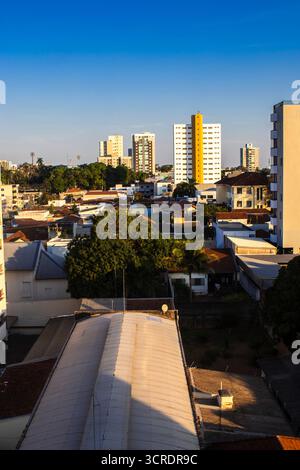 Marilia, SP, Brésil, 22 septembre 2025. Une vue panoramique sur la zone centrale de Marília, au Brésil, avec des bâtiments modernes à côté de Hou traditionnel Banque D'Images