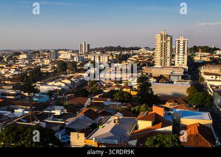 Marilia, SP, Brésil, 22 septembre 2025. Une vue panoramique sur la zone centrale de Marília, au Brésil, avec des bâtiments modernes à côté de Hou traditionnel Banque D'Images
