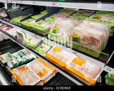 Los Angeles, Californie, États-Unis - 07-22-2020 : une vue de plusieurs paquets de morceaux de poulet, au magasin. Banque D'Images