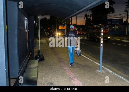 Marilia, SP, Brésil, 10 septembre 2025. Vue de nuit d'un arrêt de bus sur l'avenue Rio Branco, centre-ville de Marília, SP. La scène urbaine reflète le publ de la ville Banque D'Images