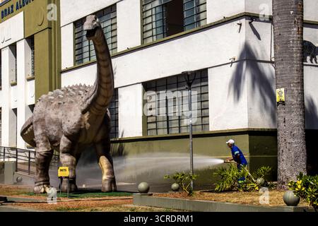 Marilia, SP, Brésil, 10 septembre 2025. Travailleur lavant le trottoir avec un tuyau devant le musée de paléontologie dans le centre-ville, soulignant ur Banque D'Images