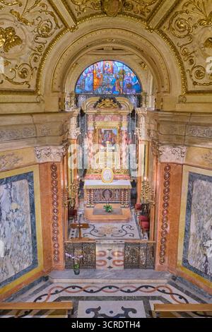 Vue de l'autel inférieur latéral à la Bienheureuse Vierge Marie. A l'église baroque, Sanctuaire de notre-Dame de consolation. À Turin, Turin, Italie. Banque D'Images