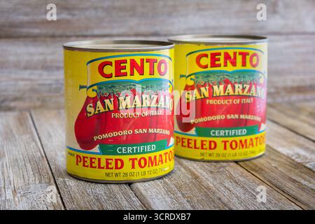 Los Angeles, Californie, États-Unis - 08-28-2020, vue de deux boîtes de tomates pelées Cento San Marzano, contre une surface de bois rustique. Banque D'Images