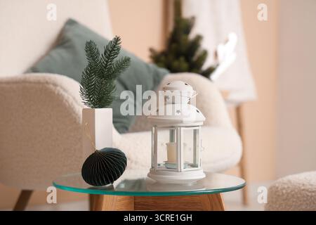 Lanterne de Noël avec bougie sur table basse avec décorations. Gros plan Banque D'Images