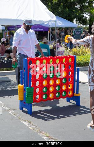 Los Angeles, Californie, États-Unis - 2022-05-05 : une vue de gens jouant à un jeu géant de Connect four, vu lors d'un carnaval local. Banque D'Images