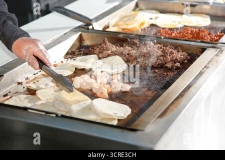 Une vue du contenu des ingrédients d'un chariot à tacos. Banque D'Images