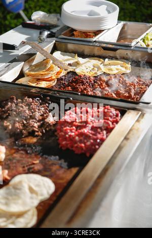 Une vue du contenu des ingrédients d'un chariot à tacos. Banque D'Images