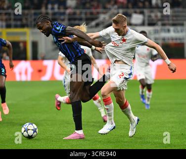 Milan. 1er octobre 2025. Marcus Thuram (l) de l'Inter Milan affronte Stepan Chaloupek de Salvia Praha lors du match de Ligue des champions de l'UEFA entre l'Inter Milan et la Slavia Praha à Milan, Italie, le 30 septembre 2025. Crédit : Xinhua/Alamy Live News Banque D'Images