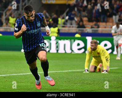 Milan. 1er octobre 2025. Lautaro Martinez de l'Inter Milan célèbre son but lors du match de Ligue des champions de l'UEFA entre l'Inter Milan et la Slavia Praha à Milan, Italie, le 30 septembre 2025. Crédit : Xinhua/Alamy Live News Banque D'Images