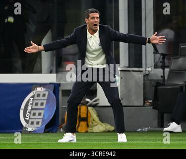 Milan. 1er octobre 2025. L'entraîneur-chef de l'Inter Milan Christian Chivu fait des gestes lors du match de l'UEFA Champions League entre l'Inter Milan et la Slavia Praha à Milan, Italie, le 30 septembre 2025. Crédit : Xinhua/Alamy Live News Banque D'Images