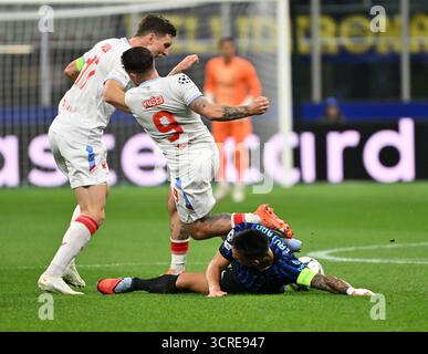Milan. 1er octobre 2025. Lautaro Martinez de l'Inter Milan (en bas) affronte Lukas Provod de Salvia Praha (l) et Vasil Kusej lors du match de Ligue des Champions de l'UEFA entre l'Inter Milan et la Slavia Praha à Milan, Italie, le 30 septembre 2025. Crédit : Xinhua/Alamy Live News Banque D'Images
