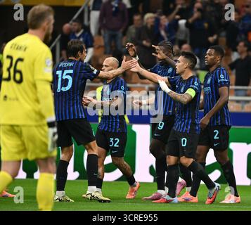 Milan. 1er octobre 2025. Lautaro Martinez de l'Inter Milan (2ème R) célèbre son but avec ses coéquipiers lors du match de l'UEFA Champions League entre l'Inter Milan et la Slavia Praha à Milan, Italie, le 30 septembre 2025. Crédit : Xinhua/Alamy Live News Banque D'Images
