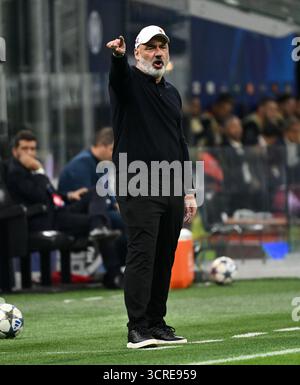 Milan. 1er octobre 2025. L'entraîneur-chef de Salvia Praha, Jindrich Trpisovsky, fait des gestes lors du match de l'UEFA Champions League entre l'Inter Milan et la Slavia Praha à Milan, Italie, le 30 septembre 2025. Crédit : Xinhua/Alamy Live News Banque D'Images