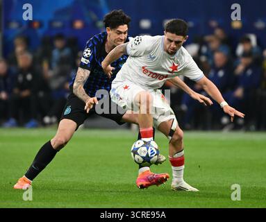Milan. 1er octobre 2025. Alessandro Bastoni (l) de l'Inter Milan affronte Christos Zafeiris de Salvia Praha lors du match de Ligue des champions de l'UEFA entre l'Inter Milan et la Slavia Praha à Milan, Italie, le 30 septembre 2025. Crédit : Xinhua/Alamy Live News Banque D'Images