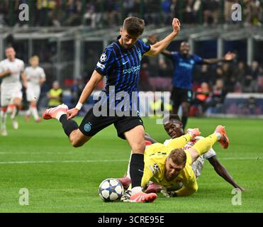 Milan. 1er octobre 2025. Petar Sucic (l) de l'Inter Milan affronte Jindrich Stanek de Salvia Praha lors du match de Ligue des champions de l'UEFA entre l'Inter Milan et la Slavia Praha à Milan, Italie, le 30 septembre 2025. Crédit : Xinhua/Alamy Live News Banque D'Images