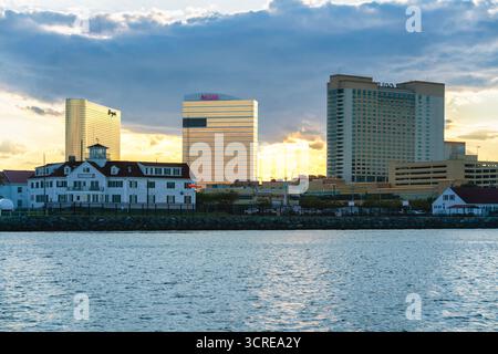 Atlantic City, NJ - 28 août 2025 : Skyline view de MGM est une hospitalité mondiale et Borgata Resorts Banque D'Images
