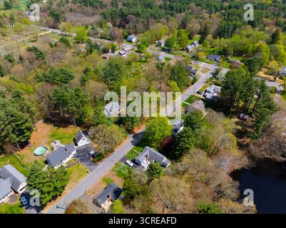 Vue aérienne des bâtiments résidentiels historiques au printemps au centre historique de Raynham, comté de Bristol, Massachusetts ma, États-Unis. Banque D'Images