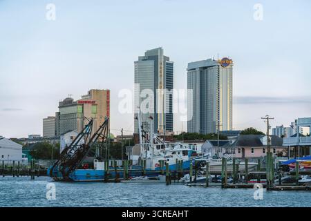 Atlantic City, NJ - 28 août 2025 : vue sur les gratte-ciel depuis Clam Creek (Atlantic City Cruising Area) du Hard Rock Hotel et des gratte-ciel Showboat Banque D'Images