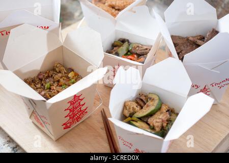 Une vue de plusieurs conteneurs à emporter chinois ouverts. Banque D'Images