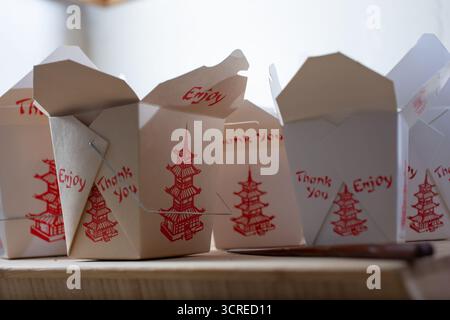 Une vue de plusieurs conteneurs à emporter chinois ouverts. Banque D'Images