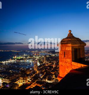 Alicante vue aérienne sur la ville et le port au crépuscule depuis le château de Santa Barbara. Banque D'Images