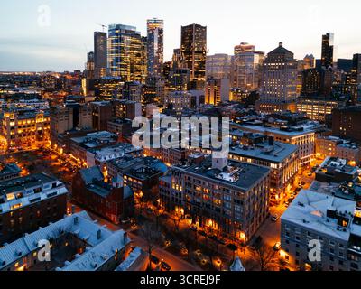 Horizon nocturne de Montréal avec rues illuminées dans le quartier du Vieux-Port. g. Banque D'Images