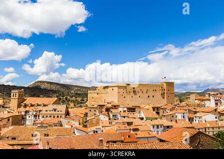 Horizon avec le château historique et l'église à Mora de Rubielos, Espagne Banque D'Images