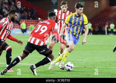 Sheffield, Royaume-Uni. 30 septembre 2025. Finn Azaz (10 Southampton) contrôle le ballon lors du match EFL Sky Bet Championship entre Sheffield United et Southampton à Bramall Lane à Sheffield, Angleterre, le 30 septembre 2025. Crédit : SPP Sport Press photo. /Alamy Live News Banque D'Images