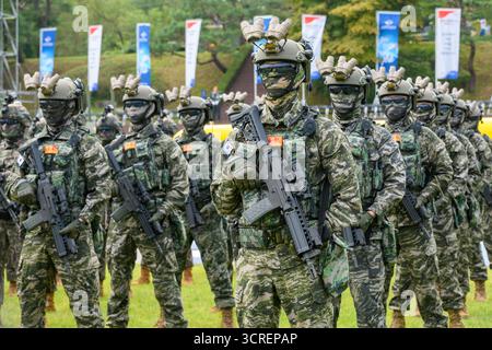 Gyeryong, Corée du Sud. 29 septembre 2025. Les Marines sud-coréens participent à la journée pré-média du 77e anniversaire de la Journée des forces armées au quartier général militaire de Gyeryong, à quelque 145 kilomètres au sud de Séoul. La Journée des forces armées en Corée du Sud est une manifestation annuelle généralement célébrée le 1er octobre pour commémorer le service des hommes et des femmes dans les forces armées de la République de Corée. Crédit : SOPA images Limited/Alamy Live News Banque D'Images