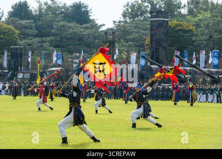 Gyeryong, Corée du Sud. 29 septembre 2025. Les gardes d'honneur traditionnels sud-coréens se produisent pendant le 77e anniversaire de la journée pré-média de la Journée des forces armées au quartier général militaire de Gyeryong, à quelque 145 kilomètres au sud de Séoul. La Journée des forces armées en Corée du Sud est une manifestation annuelle généralement célébrée le 1er octobre pour commémorer le service des hommes et des femmes dans les forces armées de la République de Corée. Crédit : SOPA images Limited/Alamy Live News Banque D'Images