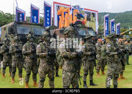 Gyeryong, Corée du Sud. 29 septembre 2025. Des soldats sud-coréens participent à la journée pré-média du 77e anniversaire de la Journée des forces armées au quartier général militaire de Gyeryong, à quelque 145 kilomètres au sud de Séoul. La Journée des forces armées en Corée du Sud est une manifestation annuelle généralement célébrée le 1er octobre pour commémorer le service des hommes et des femmes dans les forces armées de la République de Corée. Crédit : SOPA images Limited/Alamy Live News Banque D'Images