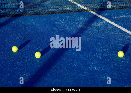 Une scène sportive minimaliste avec une lumière forte le concept d'un design graphique Banque D'Images